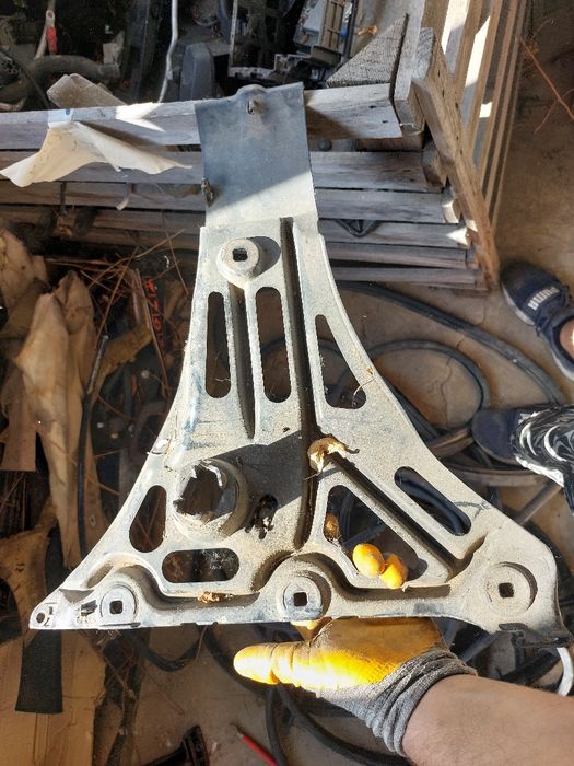 Държач броня Бмв е60 520д 177кс е61 bmw e60 e61 520d n47