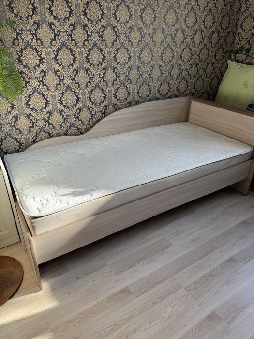 Продам кровать с матрасом
