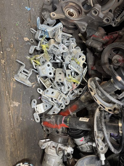 Дверные петли капота тойота Ярис камри 50-55 оригинал