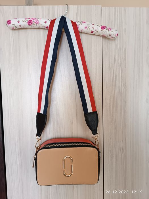 Чанта в червено и черно