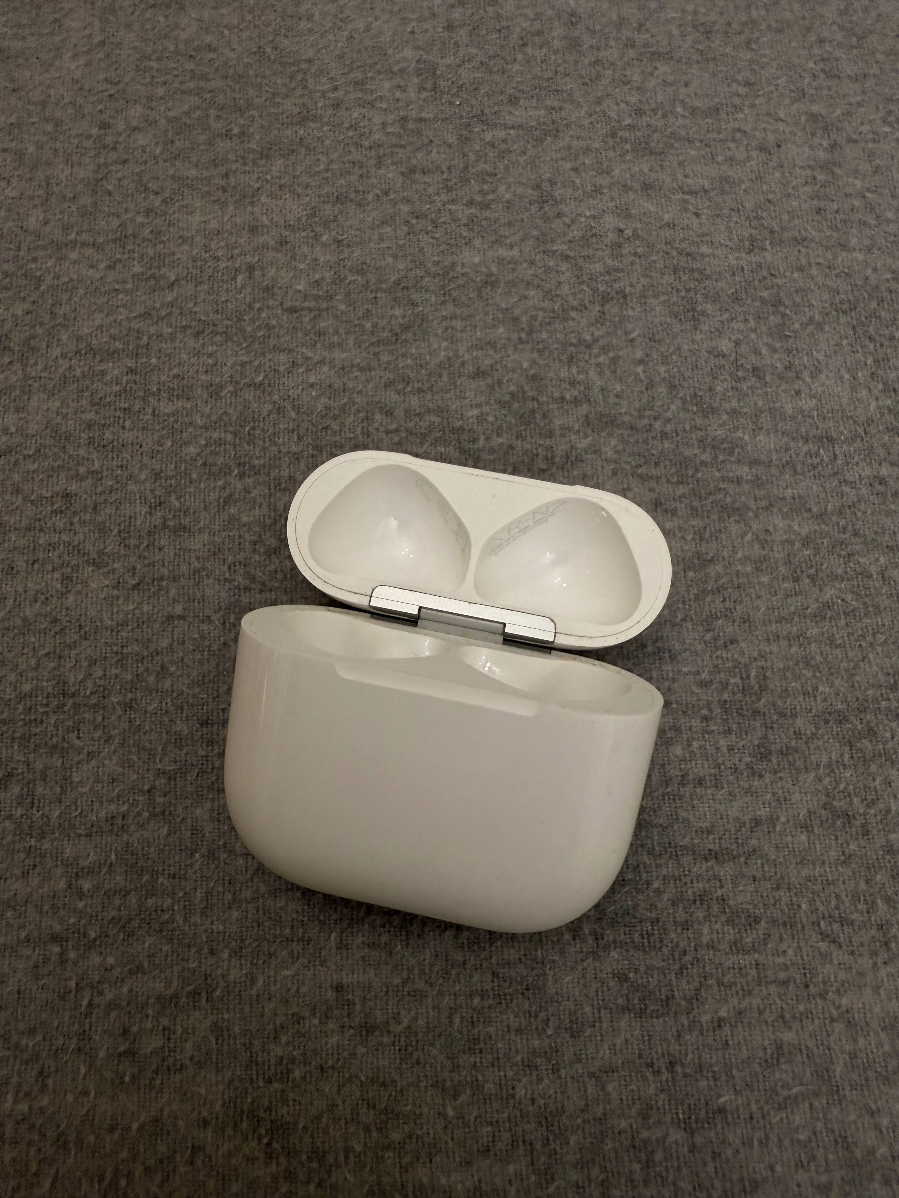 Кутийка за Слушалки AirPods 4th Generation (без ANC), Модел A3058