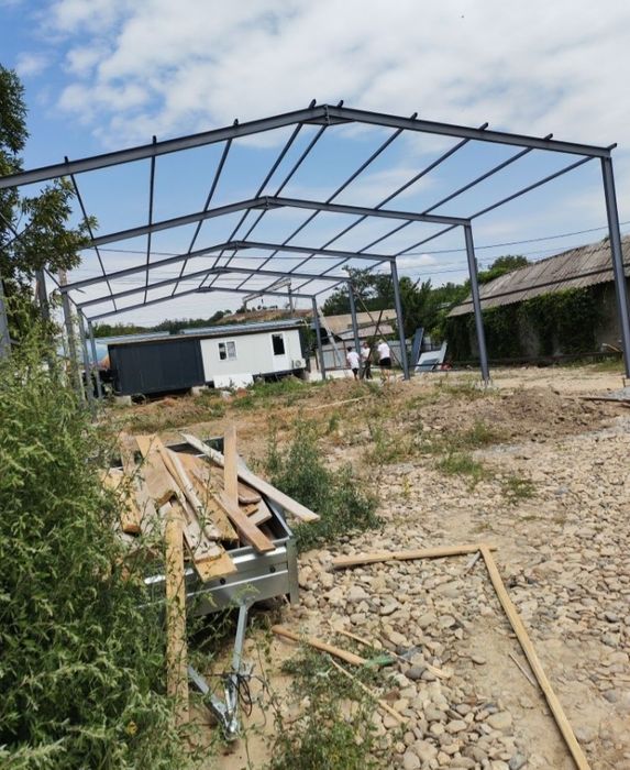 Structură metalică pentru adăpost, disponibilă în stoc, cu dimensiunil