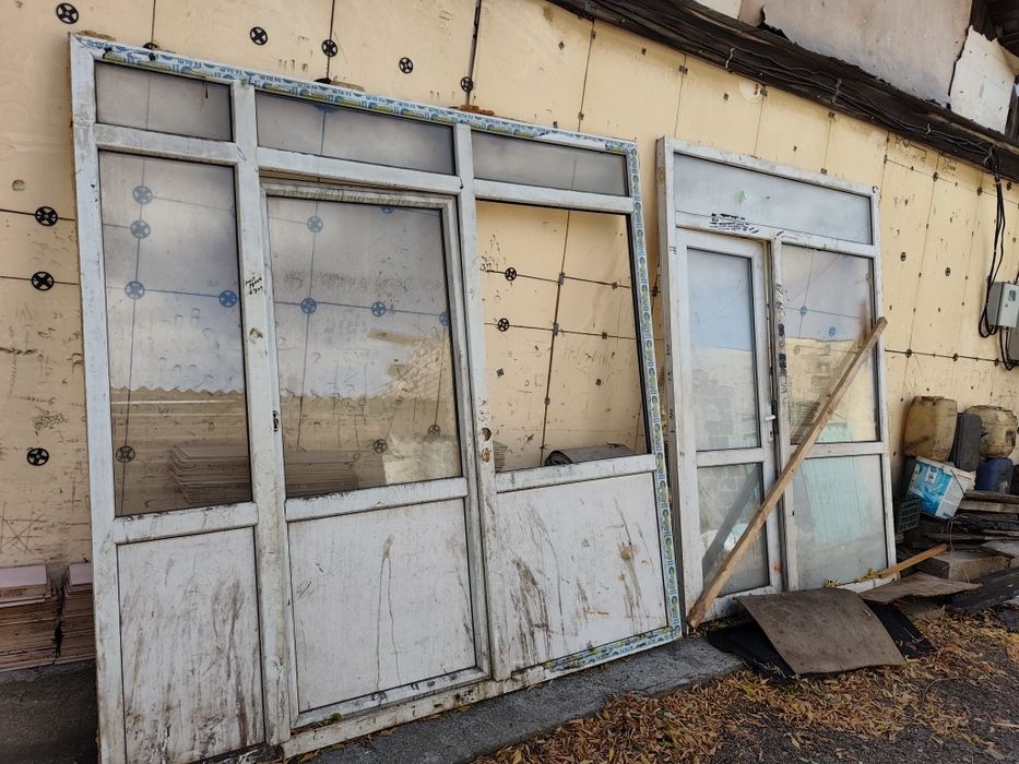 Пластиковые перегородки двери стояли в контейнере саракаше б/у две шту