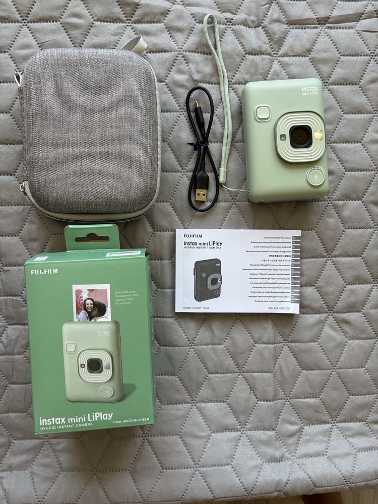 Моментен фотоапарат Instax LiPlay + подарък калъф за съхранение