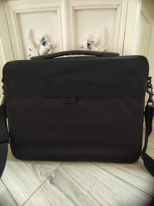 Vând servietă laptop Targus neagră, nouă