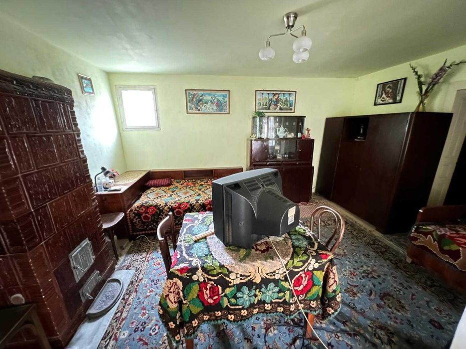 Casa la tara de vanzare.