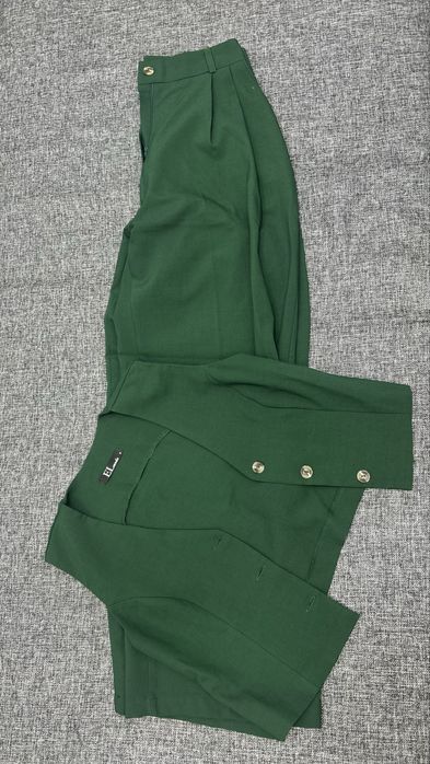 Зеленый костюм жилетка брюки