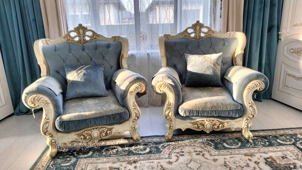 Диван с двумя креслами