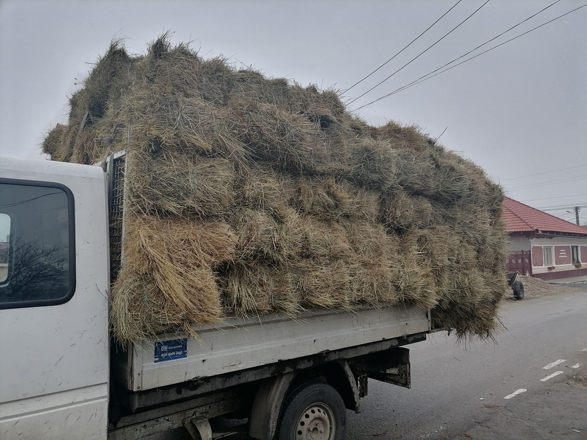 Vând baloți de fân