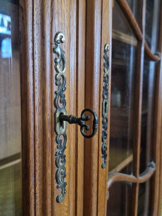 Елегантен витринен шкаф от дъбов масив и дърворезба