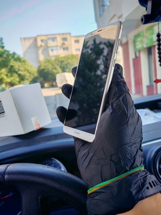 Vând huawei p smart