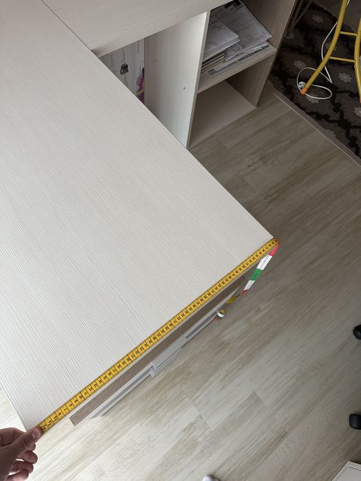 Birou colțar modern cu spațiu de depozitare – 161 cm