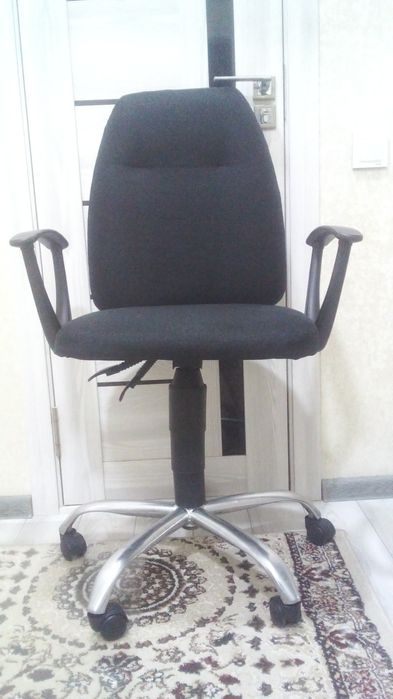 Продается офисное кресло в отличном состоянии.  Все механизмы работают
