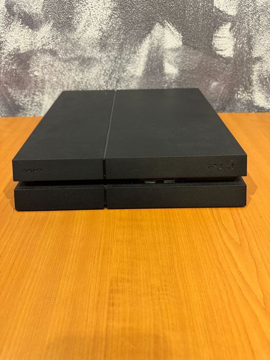 PlayStation 4, 2 Controllere, 2 Jocuri si Toate Cablurile Necesare