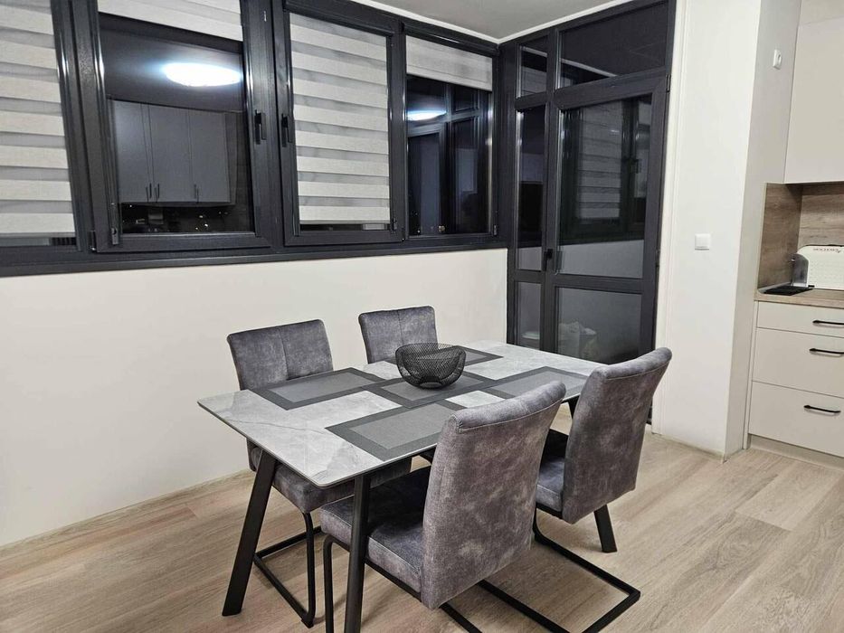 Дава се под наем Тристаен апартамент в Бургас, Център - 85 кв.м за 1122 € - Снимка #1