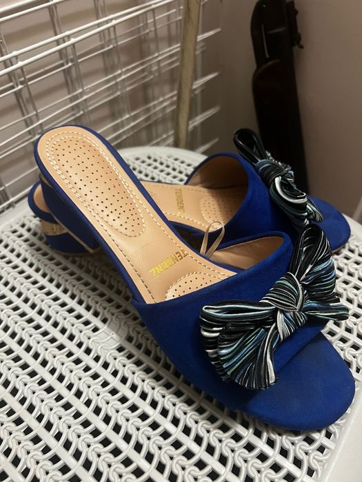 Ниски сини токчета