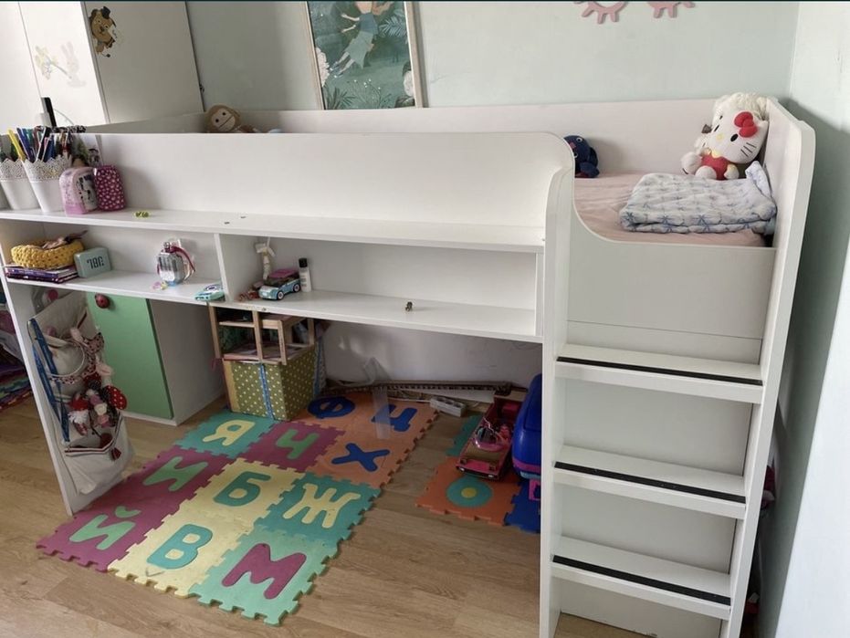 Детско високо легло с място за игра и съхранение