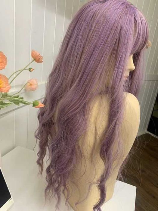 Лилава чуплива перука с бретон