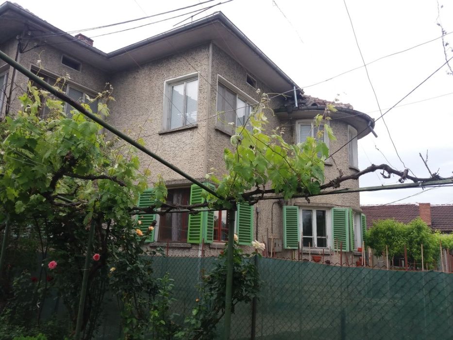 Къща монолитна 220 кв.м.+ дворно място в гр.Горна Оряховица