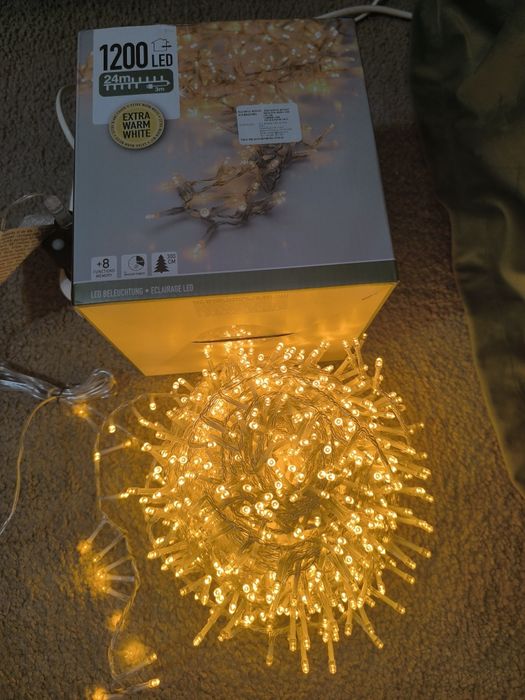 Instalație cu lumină caldă (1200 led-uri -24 m)