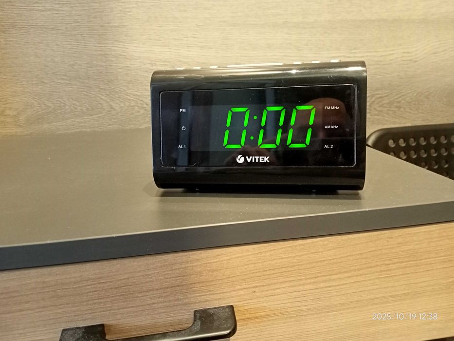 Радиоприемник с часами Vitek VT-3515