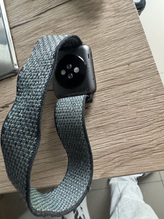 Aplle Watch are cutia nu am incarcator dar e functional nu are cont