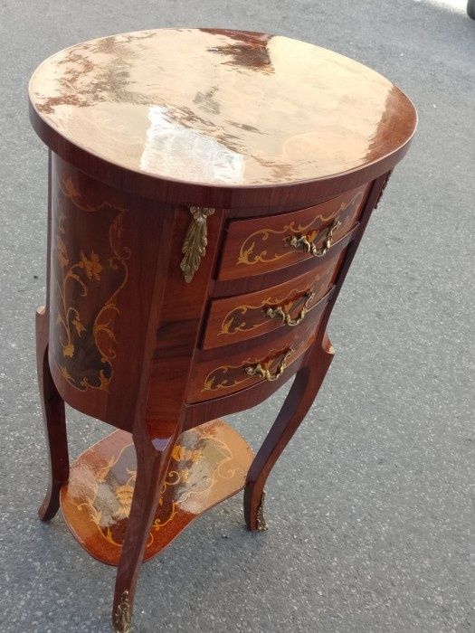 Comodina in stil francez cu 3 sertare ,intarsii și elemente bronz o pi