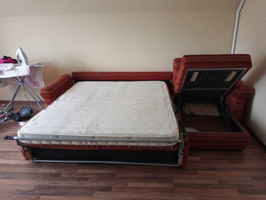 Canapea coltar ce se face pat suficient pentru 2 persoane.