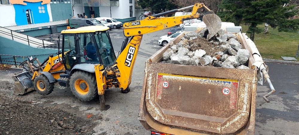 executam demolari , buldoexcavator cu picon, defrisari