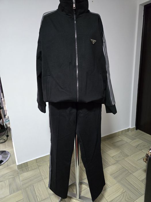 Trening barbatesc, model cu logo si dungi albe laterale