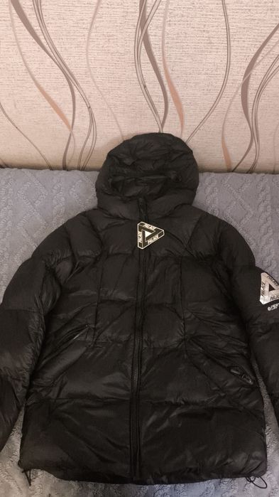 Отдам куртку Palace,теплая очень дешево не б/у.совсем новая,не ношеная