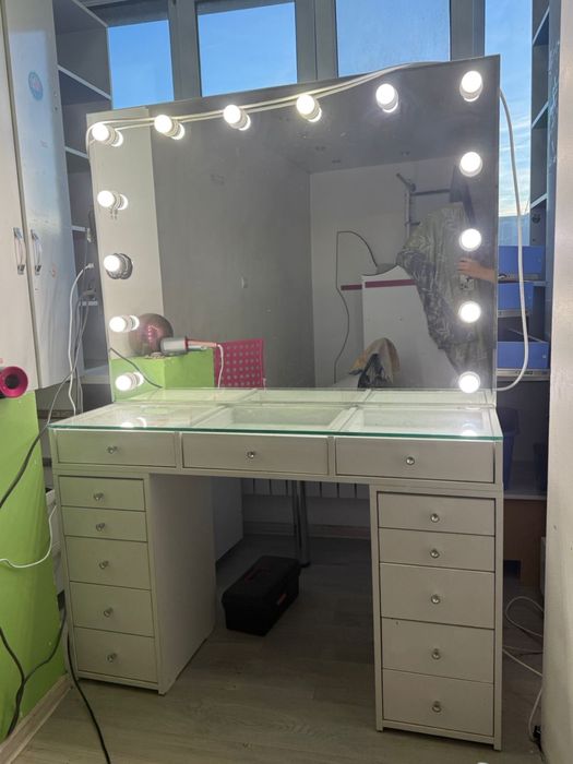 Продаётся туалетный столик в идеальном состояние