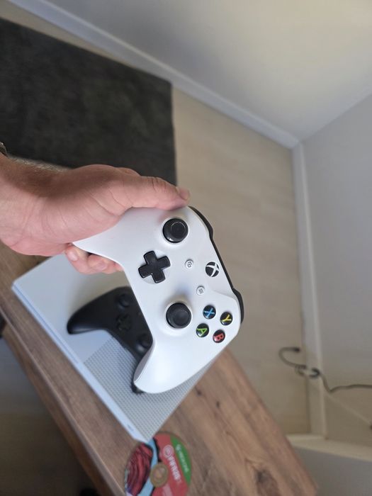 Xbox One S, Fifa 2020 si 2 controlere