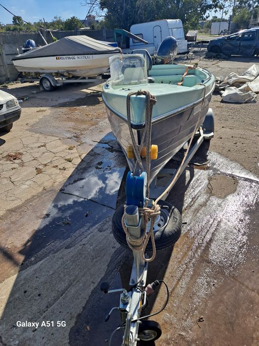 Barca cu motor si peridoc