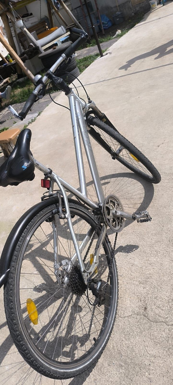 Vând bicicleta KTM roti 28