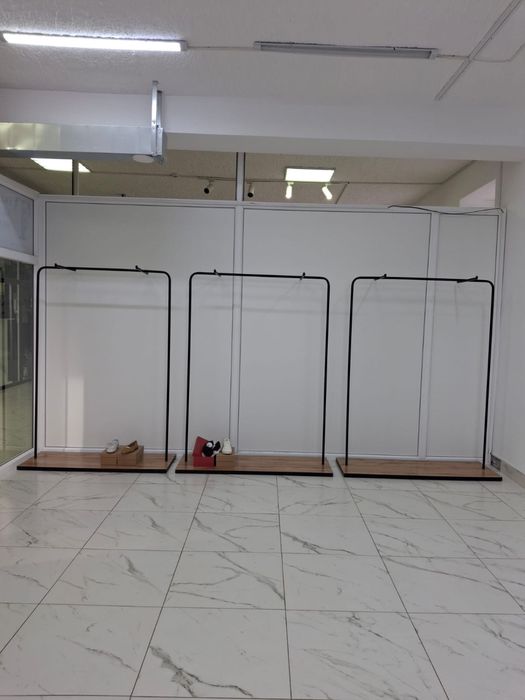 Продаются стойки разных размеров, примерочные, ресепшн, сиденье