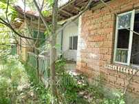 Продава ТУХЛЕНА селска къща на 15 км от града (общ. Нови пазар, Шумен)
