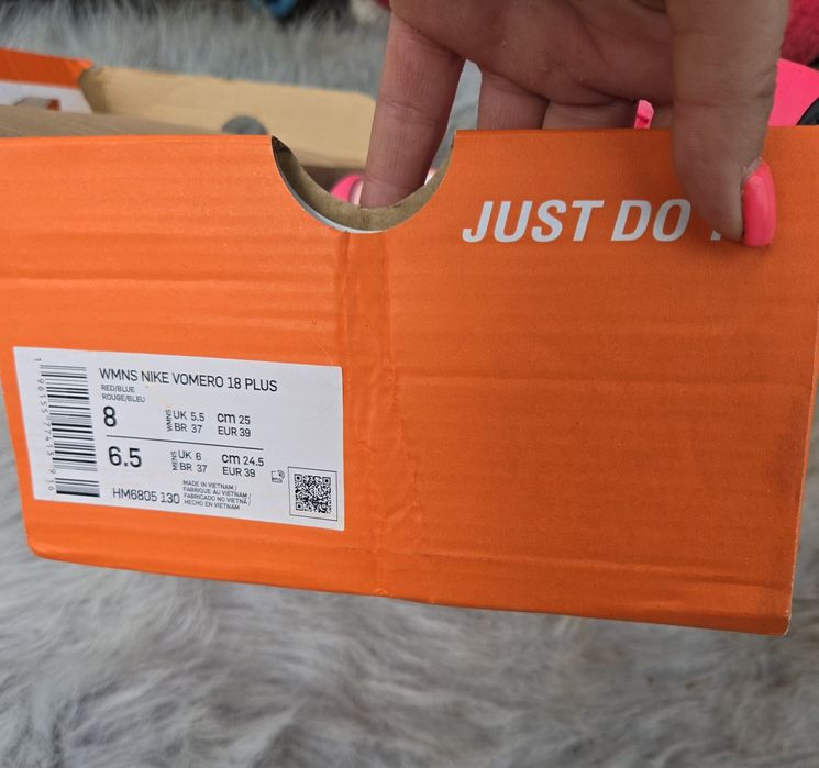 Nike Vomero 18 plus оригинални дамски сникърси нови 39 номер
