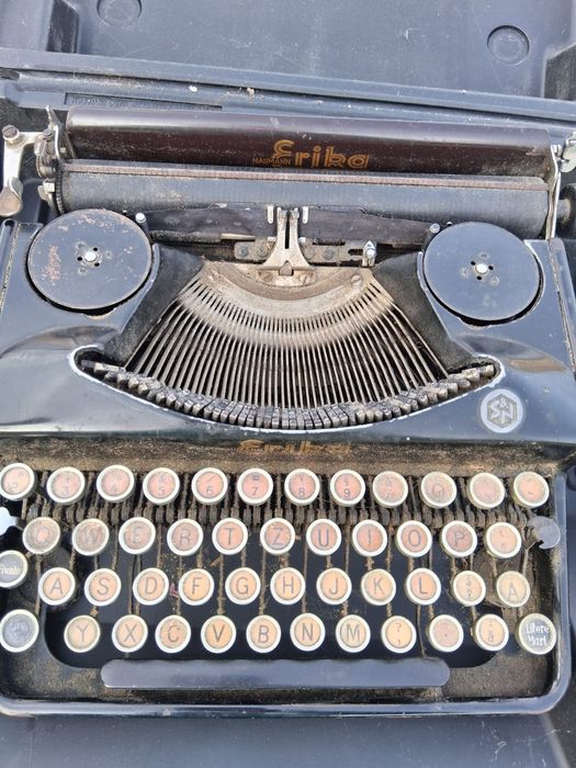 Mașină de scris fabricată în an 1870