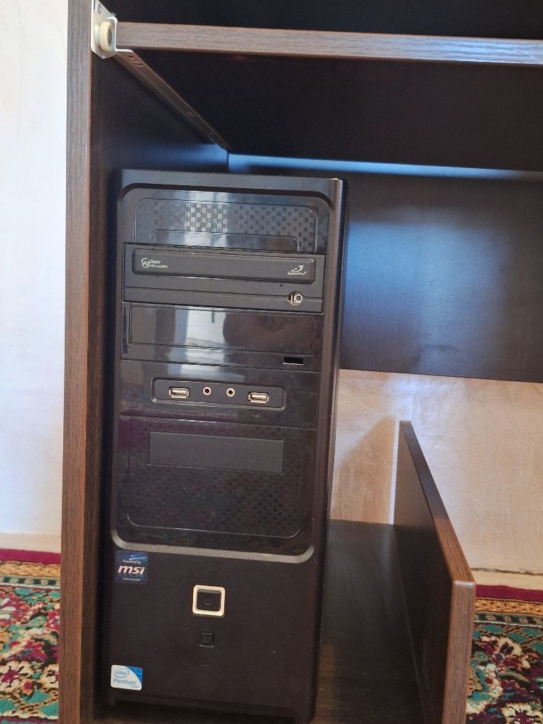 компьютер Windows 7, стол и кресло