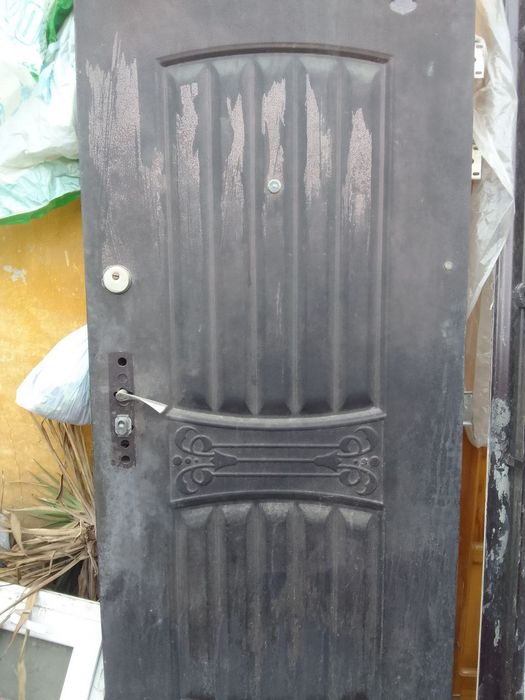 Продам железную дверь б/у.
