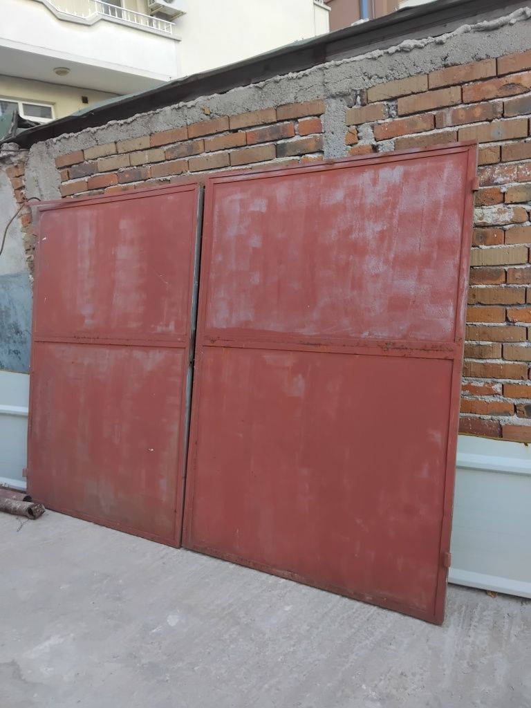 Продавам гаражна врата две крила
