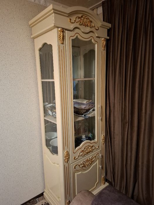 Mexmonxona garnituri sotiladi..