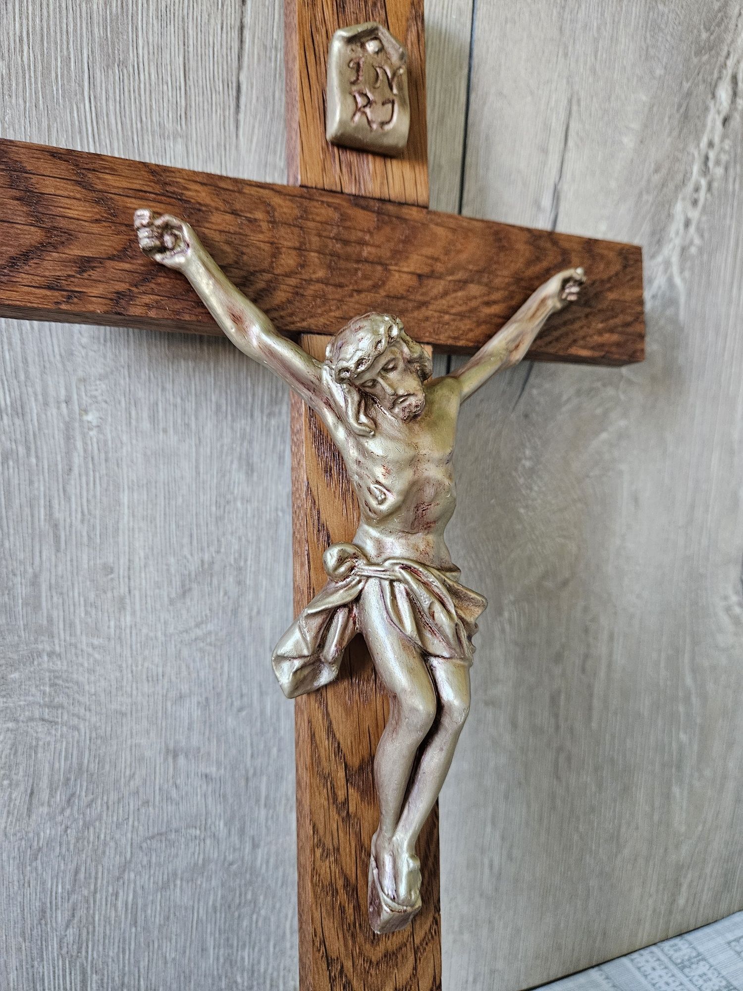 Crucifix din lemn exotic si ipsos aurit