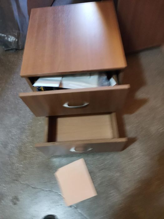 Birou din lemn cu mai multe rafturi plus comoda cu doua sertare