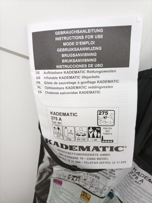 Vînd vesta de salvare