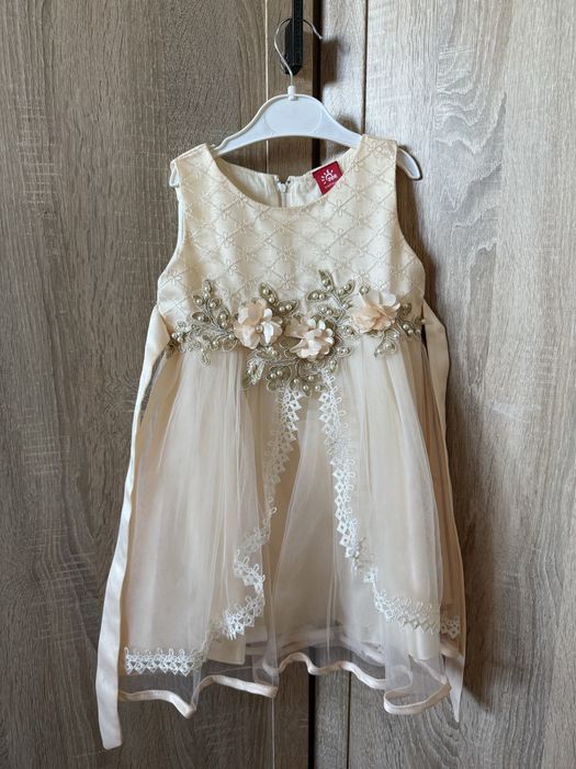 Продам нарядное платье для девочки