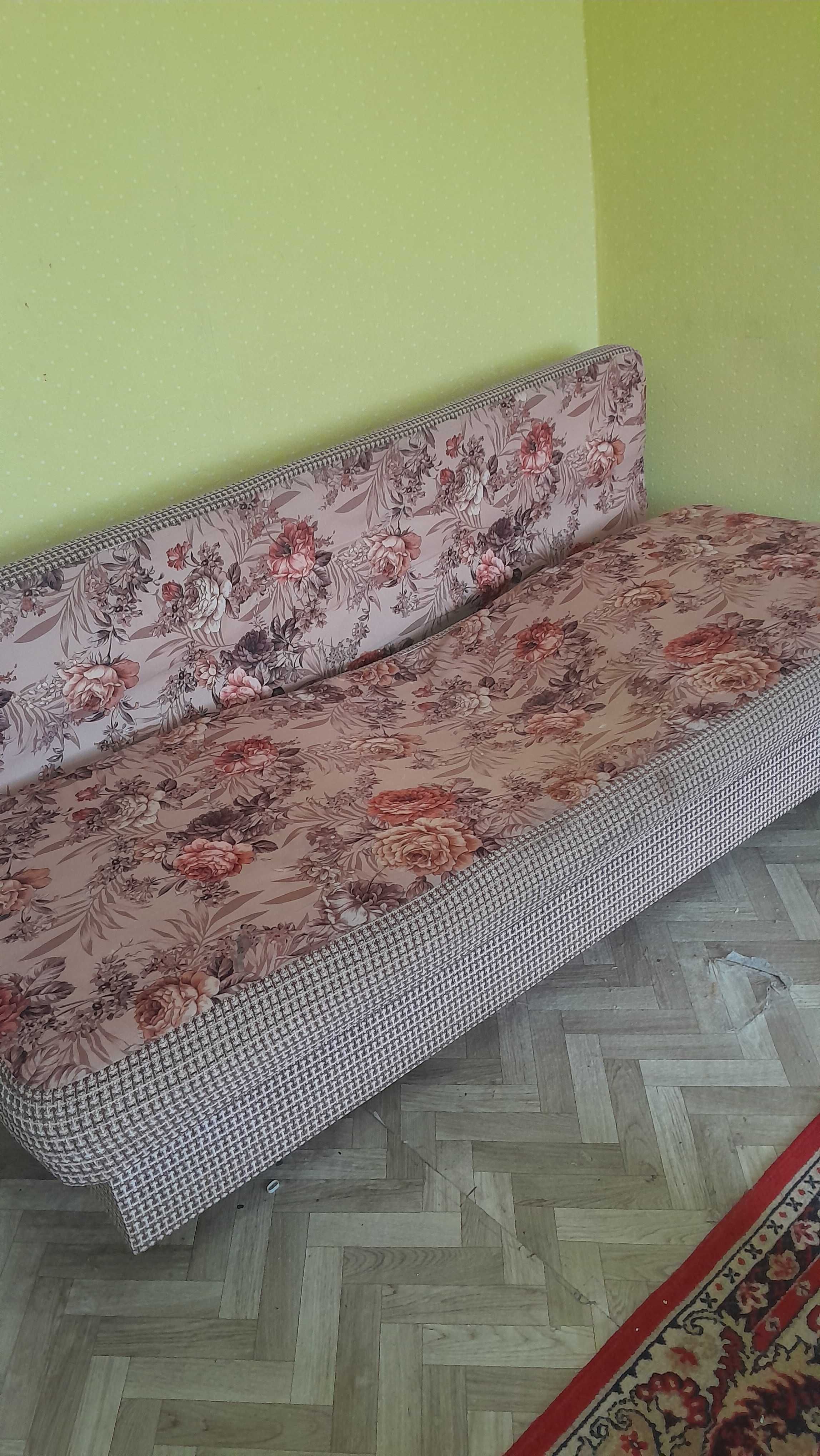Старый сломанный диван отдам даром