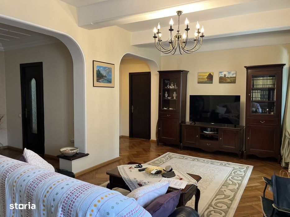 Apartament de 4 camere ULTRACENTRAL/ Ultra-Central 4-Room Apartment