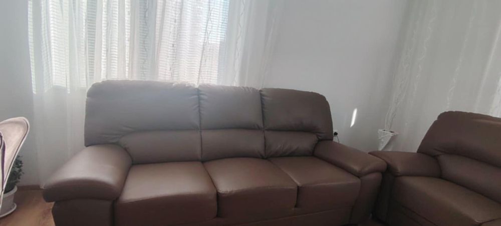 Продавам кожени дивани .